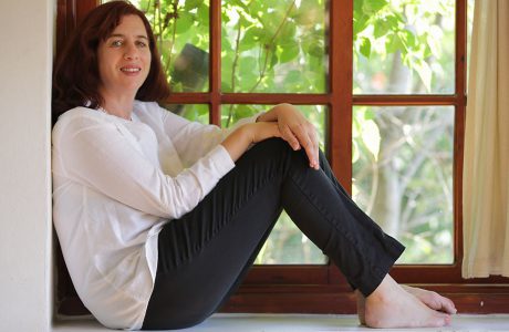 הסופרת אורנה לנדאו. מעורב תל-אביבי